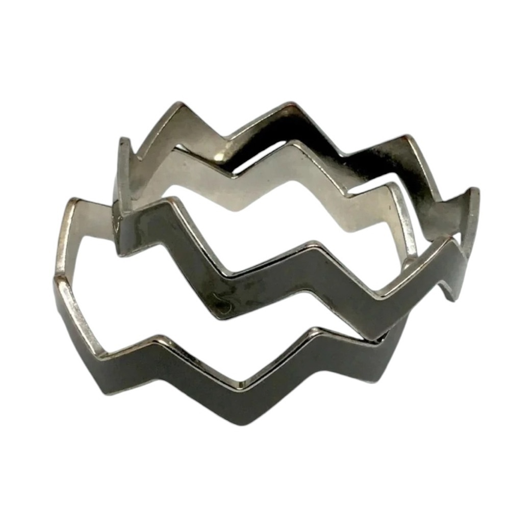 2 Gray Vintage 1980’s Enamel Zig Zag Bracelets Silver Tone Bangle